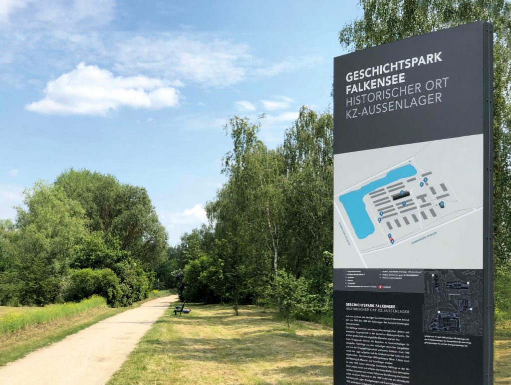 ausstellung_geschichtspark-falkensee_eingangsstele_00